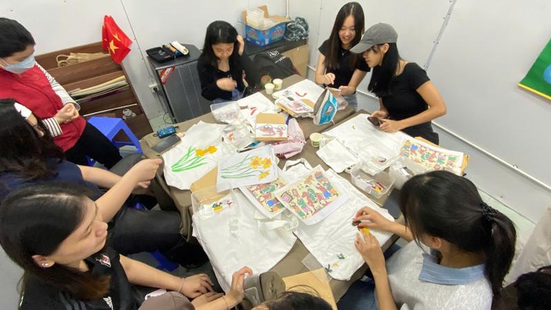 Trang trí áo phông với vải vụn (3)